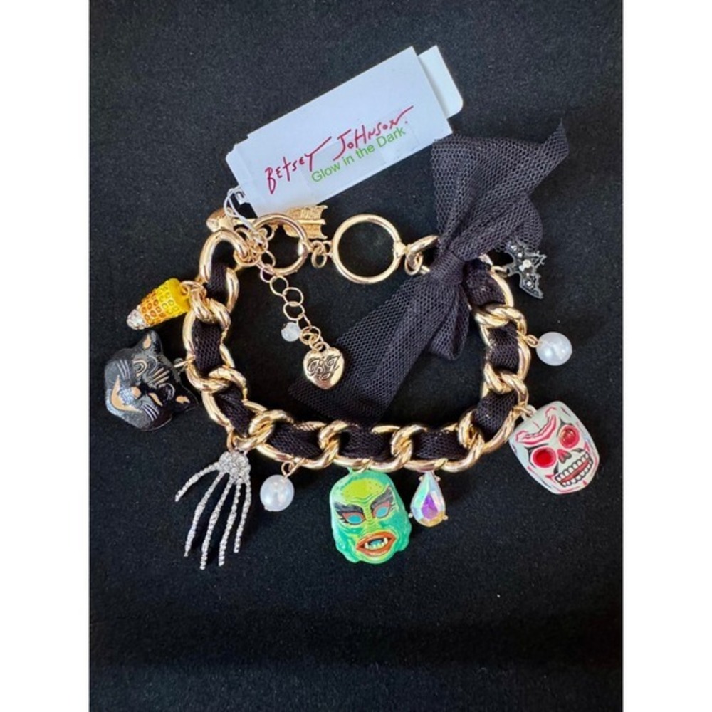 Betsey Johnson Halloween Glow in the Dark Charm Bracelet Gold Spooky Cat Skull